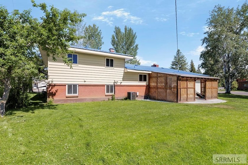 Well-maintained home offering a functional floor plan - photo 31