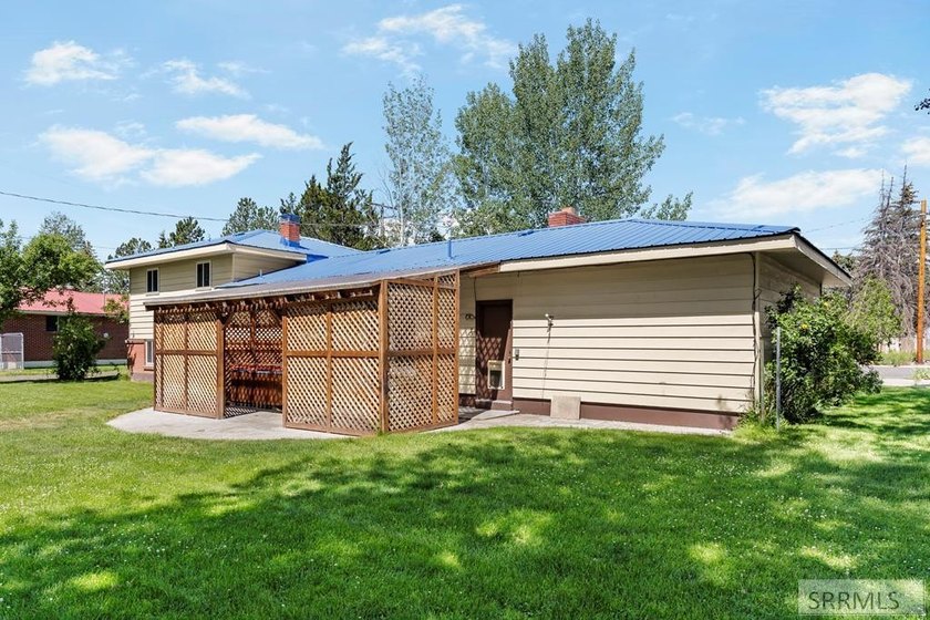 Well-maintained home offering a functional floor plan - photo 32