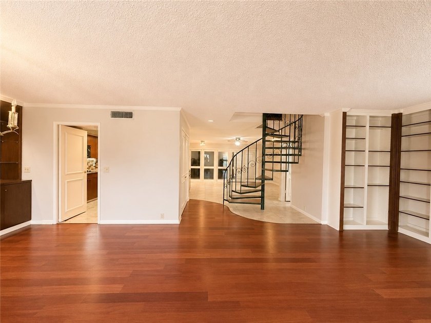 Welcome to this nicely maintained townhome in Carriage Park! As - photo 5