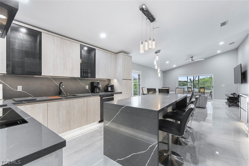 Elegantly remodeled with top-of-the-line materials. Lakeview - photo 12