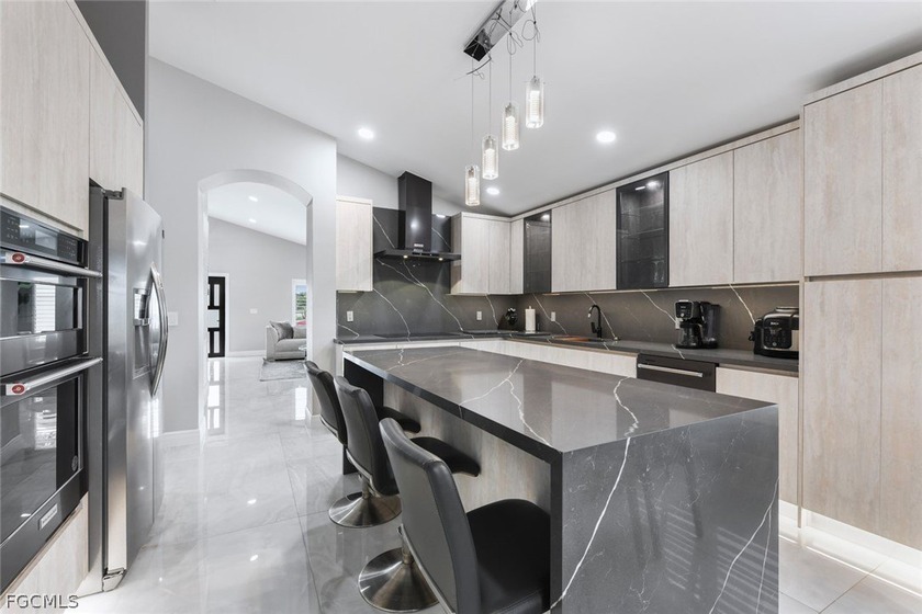 Elegantly remodeled with top-of-the-line materials. Lakeview - photo 13