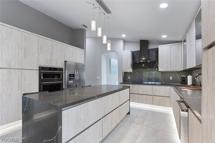 Elegantly remodeled with top-of-the-line materials. Lakeview - photo 14