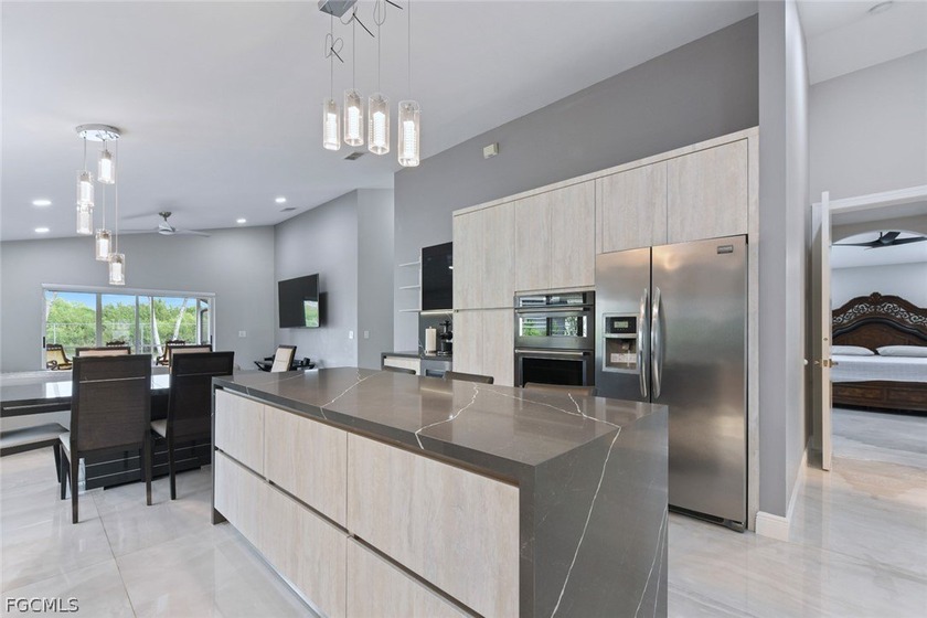 Elegantly remodeled with top-of-the-line materials. Lakeview - photo 15