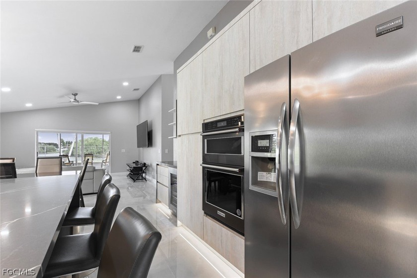 Elegantly remodeled with top-of-the-line materials. Lakeview - photo 17