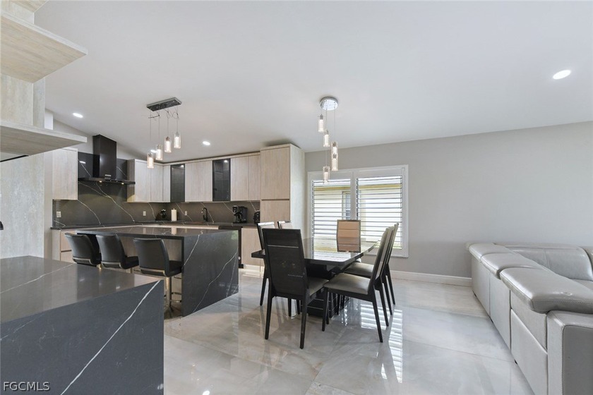 Elegantly remodeled with top-of-the-line materials. Lakeview - photo 20