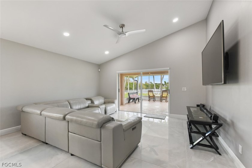 Elegantly remodeled with top-of-the-line materials. Lakeview - photo 21