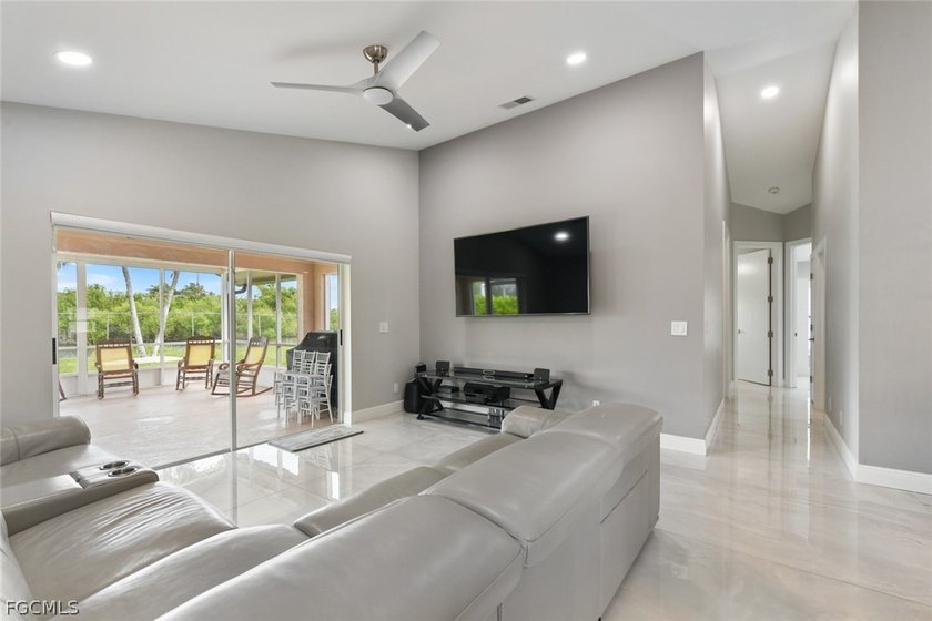 Elegantly remodeled with top-of-the-line materials. Lakeview - photo 22