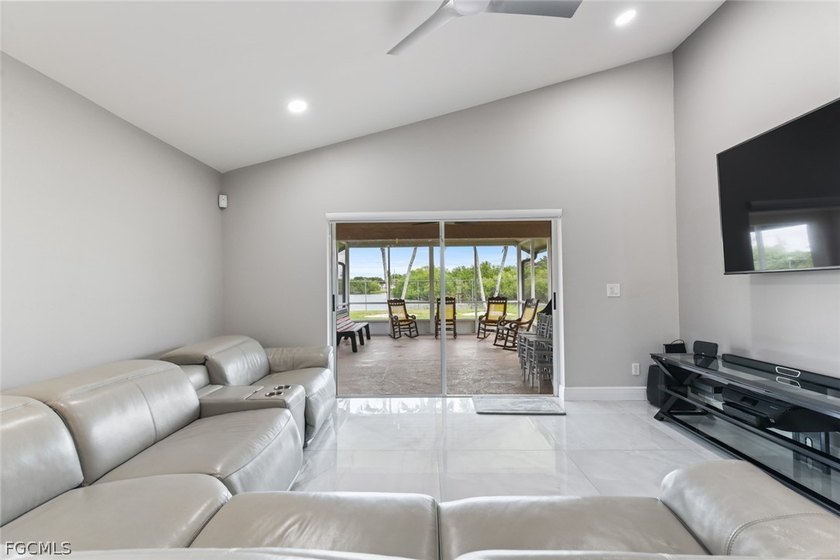 Elegantly remodeled with top-of-the-line materials. Lakeview - photo 23