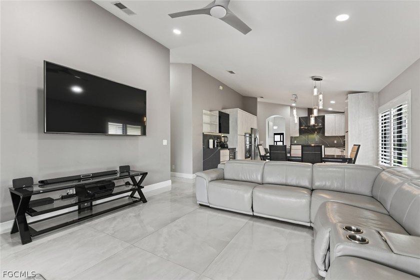 Elegantly remodeled with top-of-the-line materials. Lakeview - photo 24