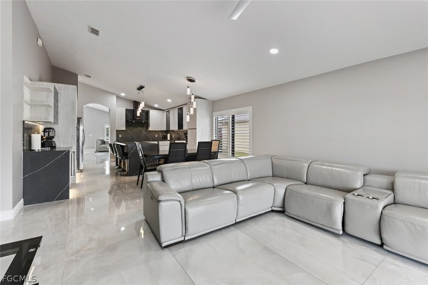 Elegantly remodeled with top-of-the-line materials. Lakeview - photo 25