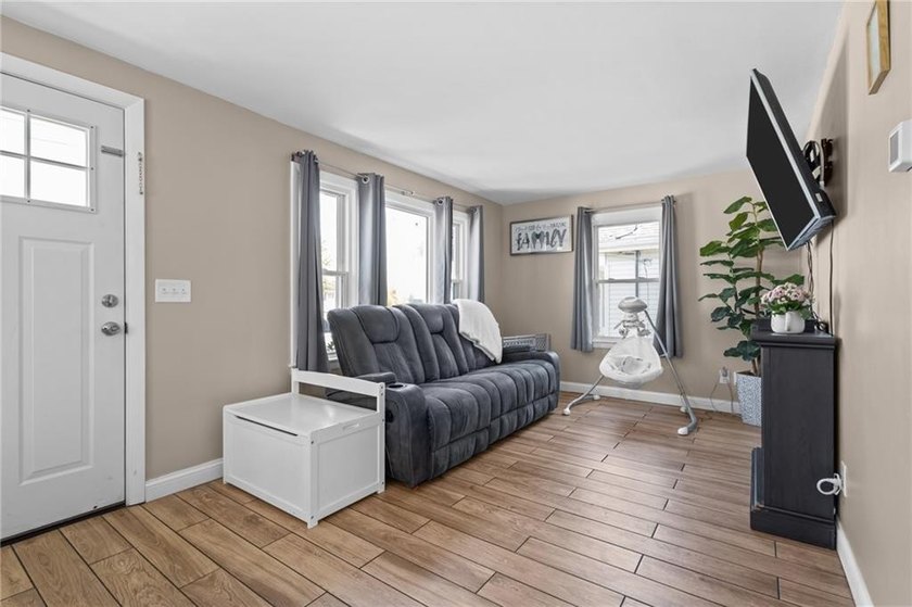 Welcome home to this totaly remodled ranch offering a - photo 25