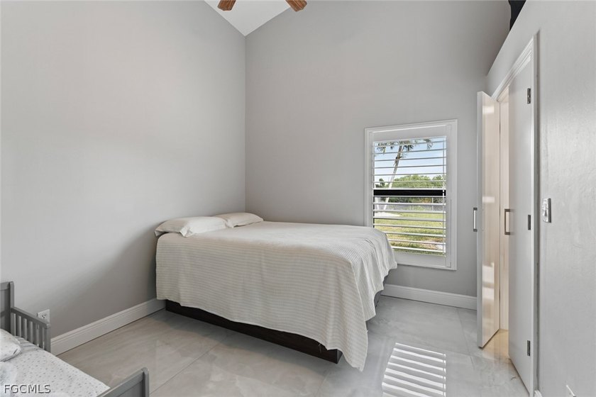 Elegantly remodeled with top-of-the-line materials. Lakeview - photo 26