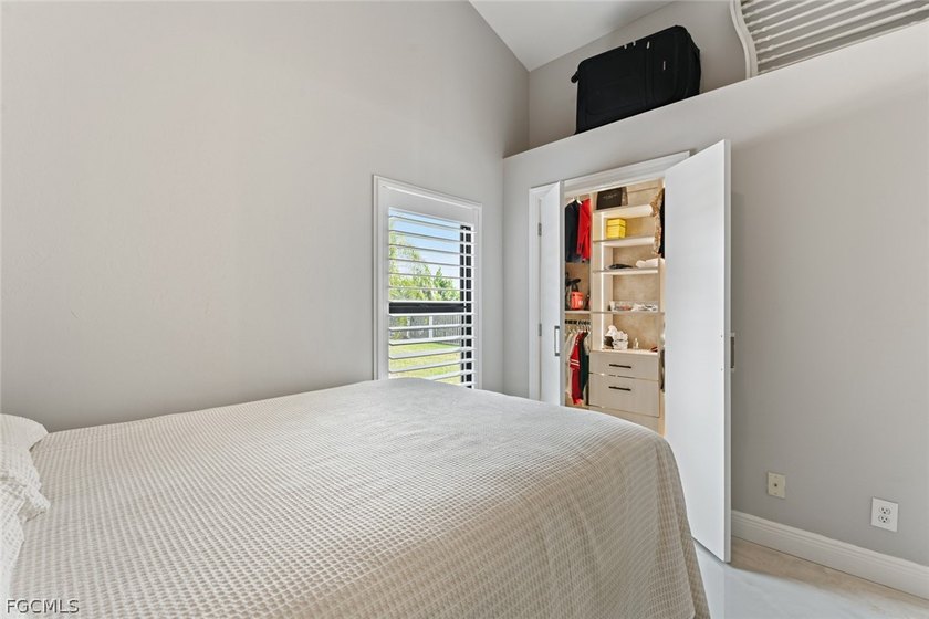 Elegantly remodeled with top-of-the-line materials. Lakeview - photo 27