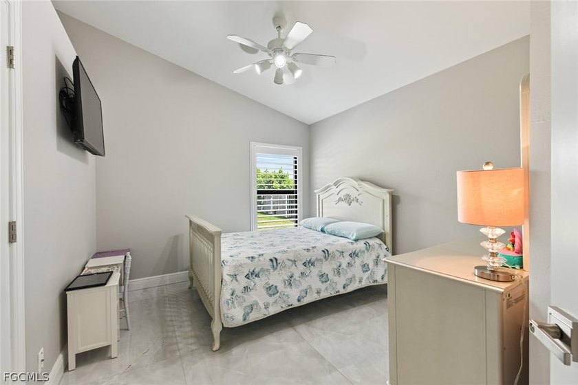 Elegantly remodeled with top-of-the-line materials. Lakeview - photo 28