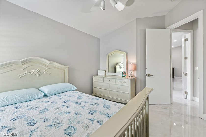 Elegantly remodeled with top-of-the-line materials. Lakeview - photo 30