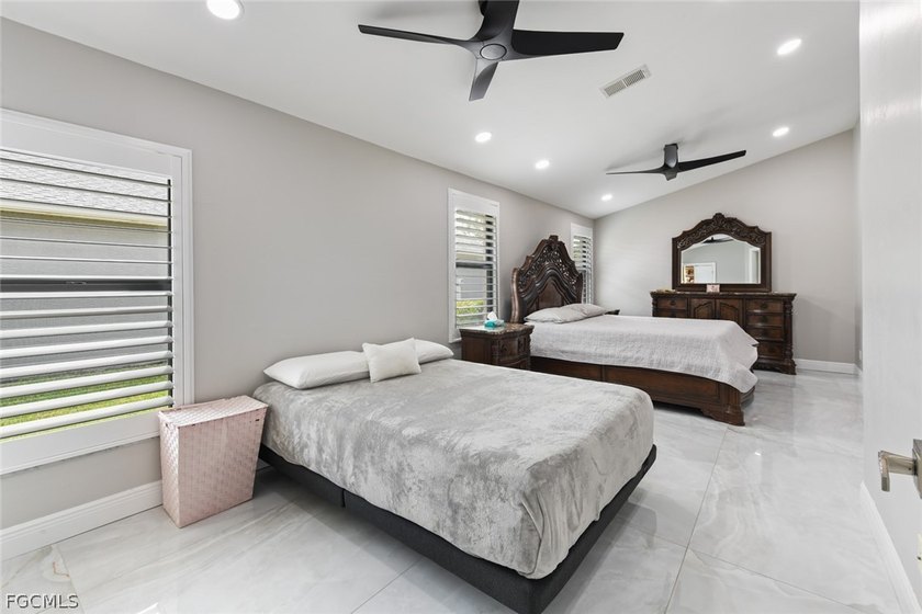 Elegantly remodeled with top-of-the-line materials. Lakeview - photo 32
