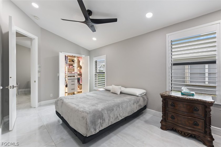 Elegantly remodeled with top-of-the-line materials. Lakeview - photo 33