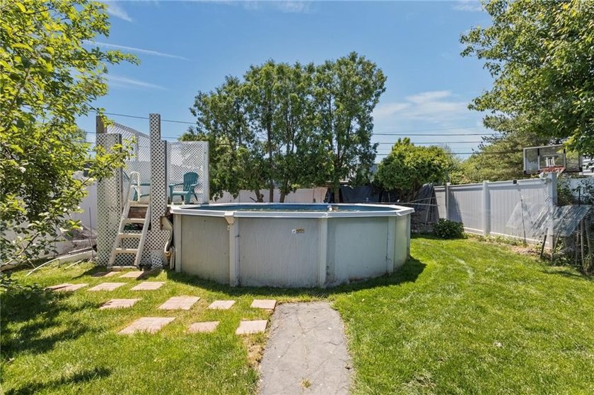 Welcome home to this totaly remodled ranch offering a - photo 33
