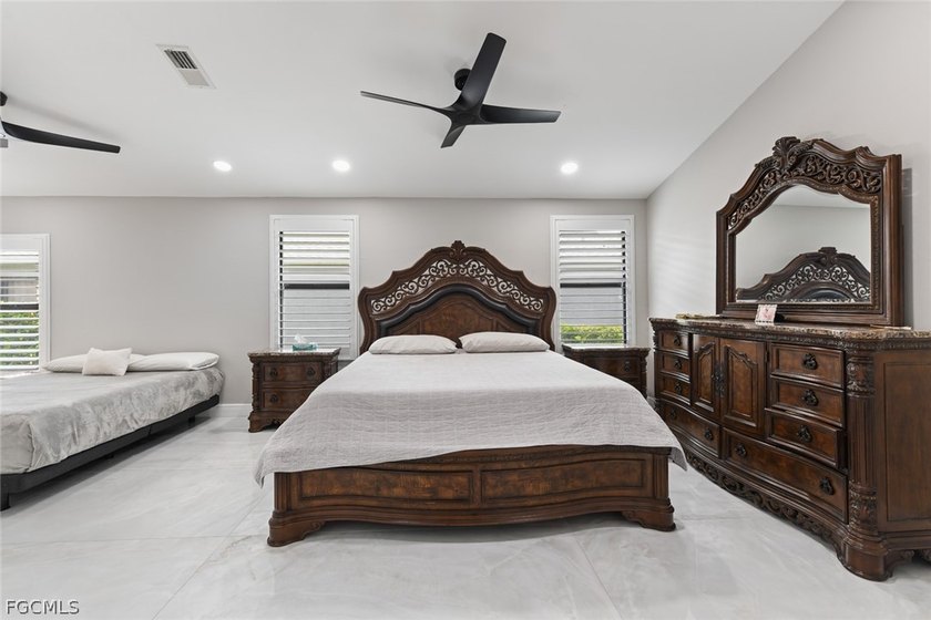 Elegantly remodeled with top-of-the-line materials. Lakeview - photo 34