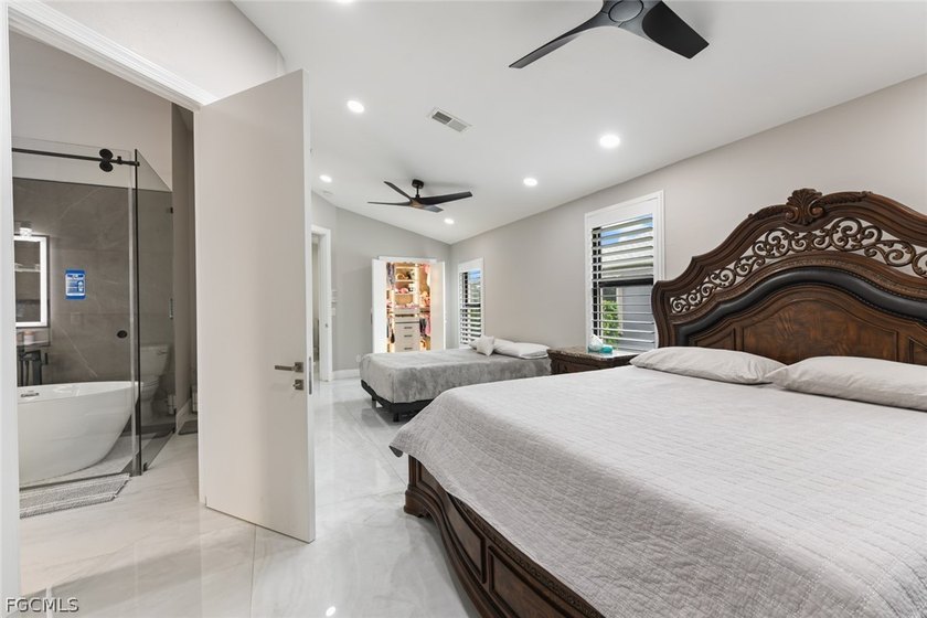 Elegantly remodeled with top-of-the-line materials. Lakeview - photo 35