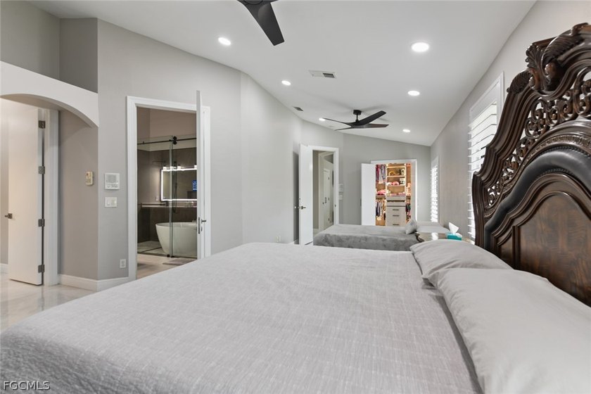 Elegantly remodeled with top-of-the-line materials. Lakeview - photo 36