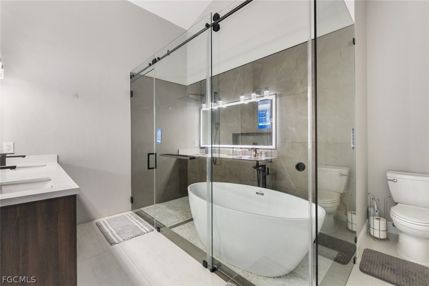 Elegantly remodeled with top-of-the-line materials. Lakeview - photo 38
