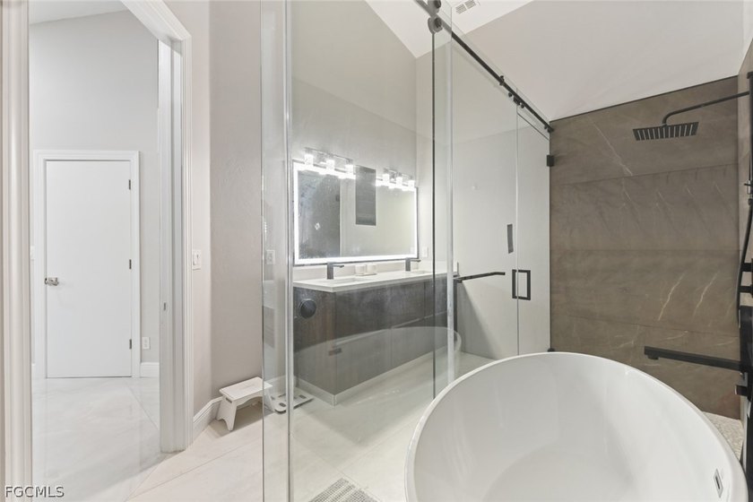 Elegantly remodeled with top-of-the-line materials. Lakeview - photo 39