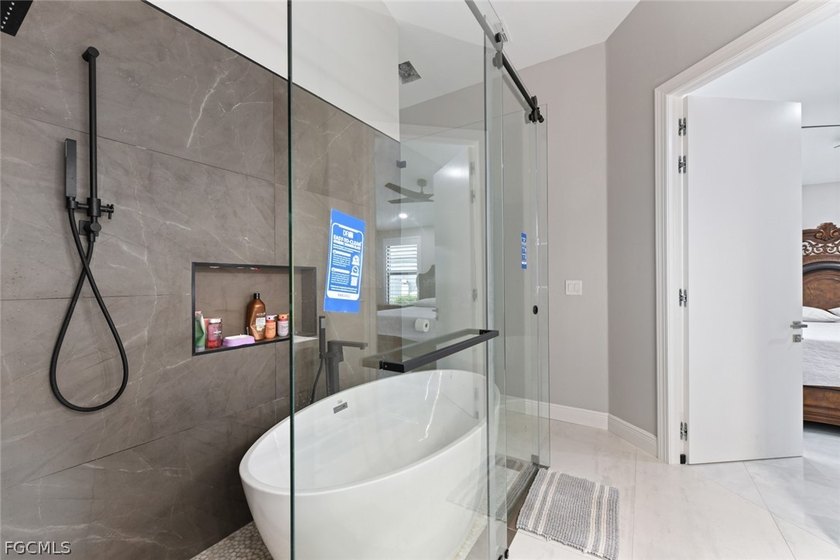 Elegantly remodeled with top-of-the-line materials. Lakeview - photo 40