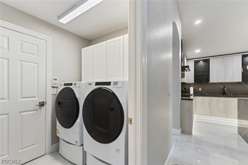 Elegantly remodeled with top-of-the-line materials. Lakeview - photo 41