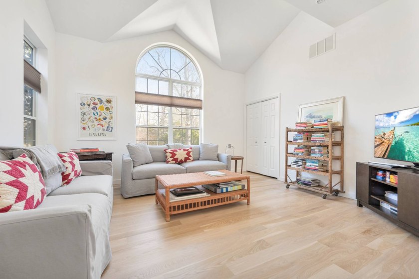 Renovation has just been completed on this beautiful East - photo 8