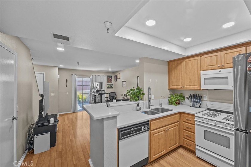 BIG PRICE IMPROVEMENT!! SELLERS WANT THIS ONE SOLD!! Beautifully - photo 3