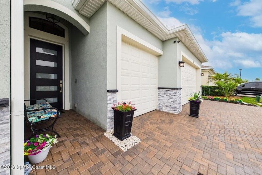 This 4 Bdrm, 3 Bath, 3 Car Garage Lakefront Home on CUL DESAC! - photo 7