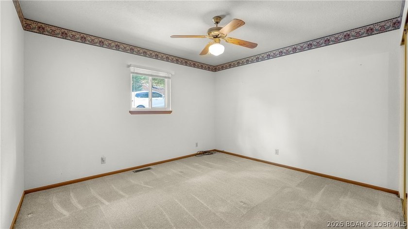 Welcome to lake life in this warm and inviting lakefront home - photo 12