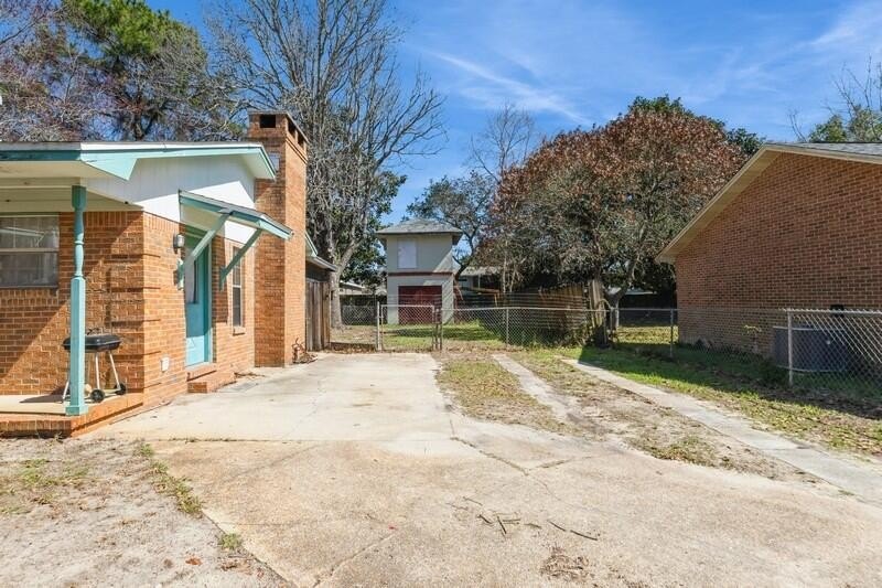 Investment opportunity! Strategically located minutes from - photo 13