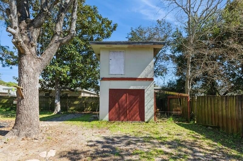 Investment opportunity! Strategically located minutes from - photo 17