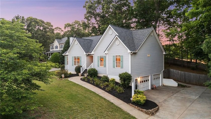 Welcome to 1086 Fieldstone Drive, an inviting ranch home in the - photo 2