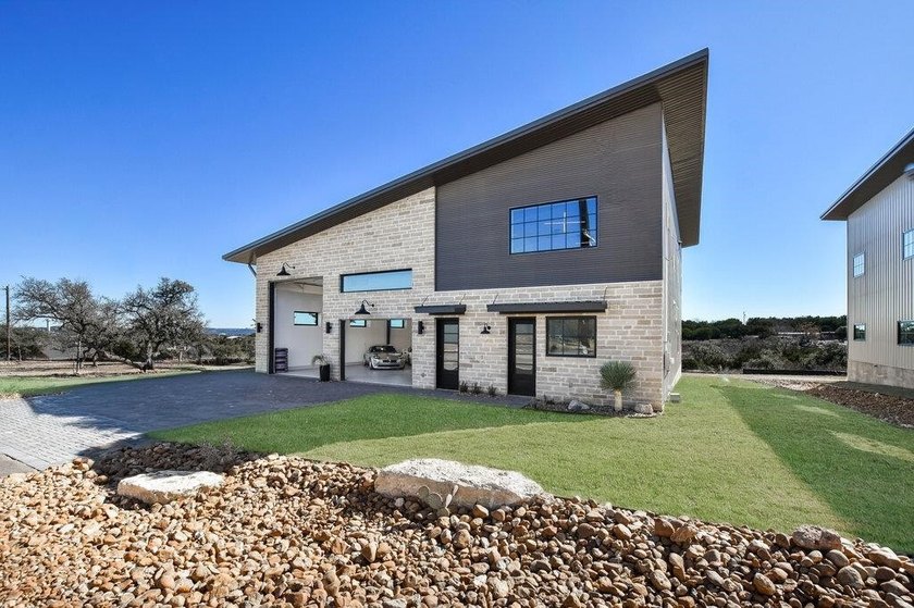 This exceptional luxury garage/residence offers architectural - photo 3