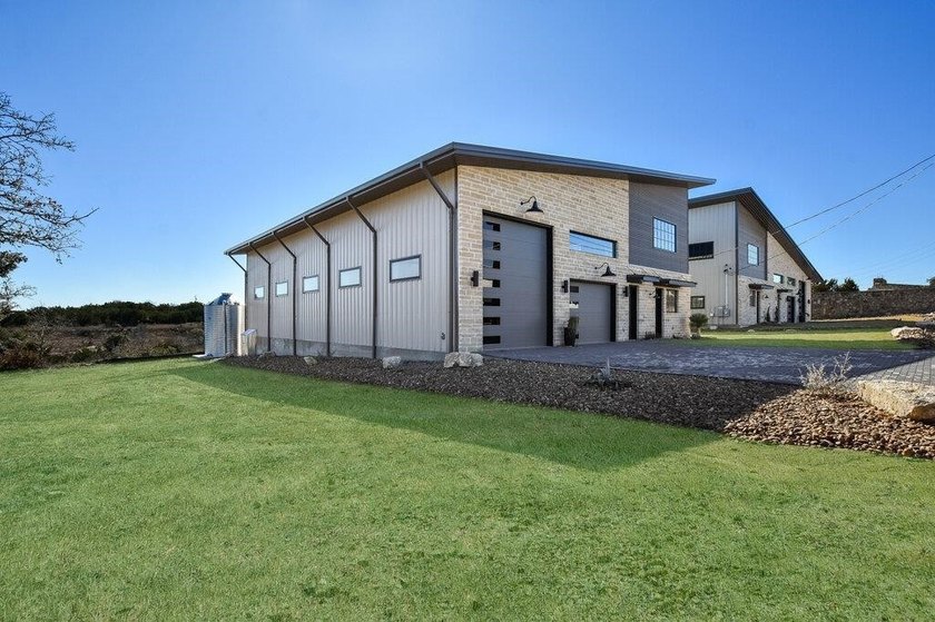 This exceptional luxury garage/residence offers architectural - photo 6