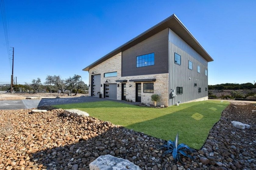 This exceptional luxury garage/residence offers architectural - photo 8