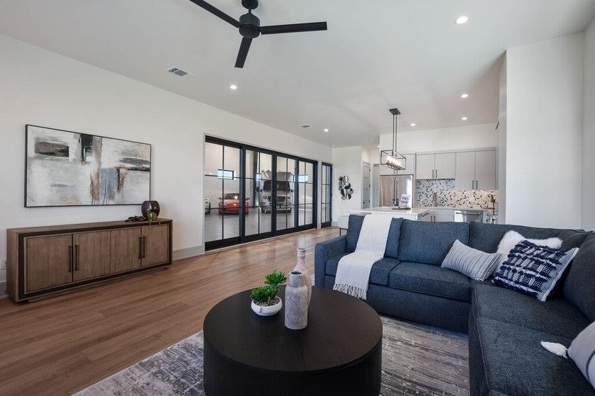 This exceptional luxury garage/residence offers architectural - photo 10