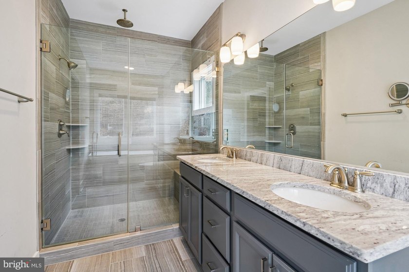 3 Finished Level Custom-built home with absolutely stunning - photo 20