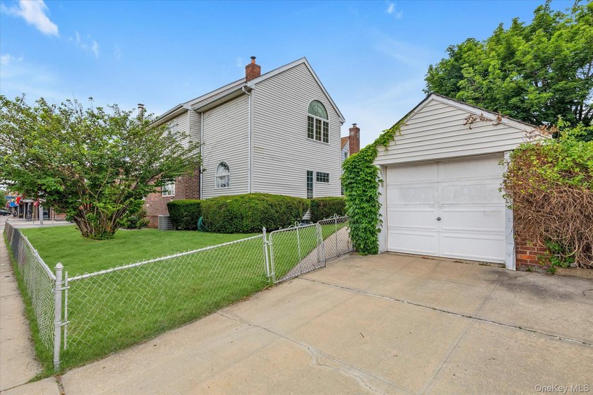 Lovely Expanded &amp; Renovated Detached Home on a Corner Property - photo 22