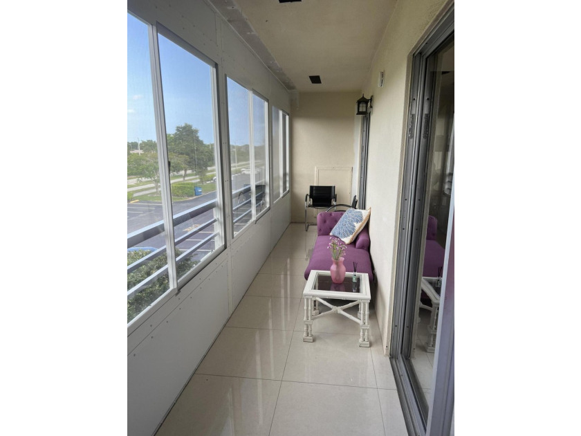 Rarely available Executive Model. Largest 1 bdr penthouse condo - photo 17