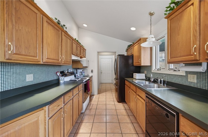 This property offers calm waters, 3 to 4 bedrooms, 3 full baths - photo 21