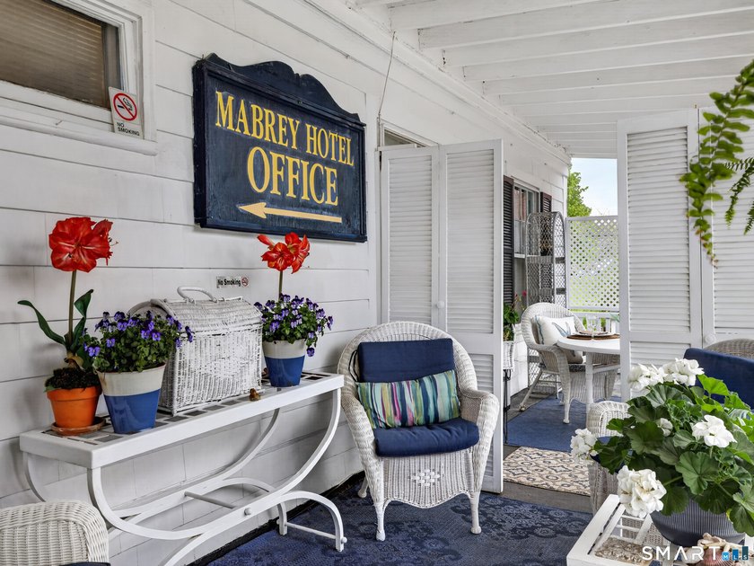 Located in the heart of New London's historic seaside district - photo 3