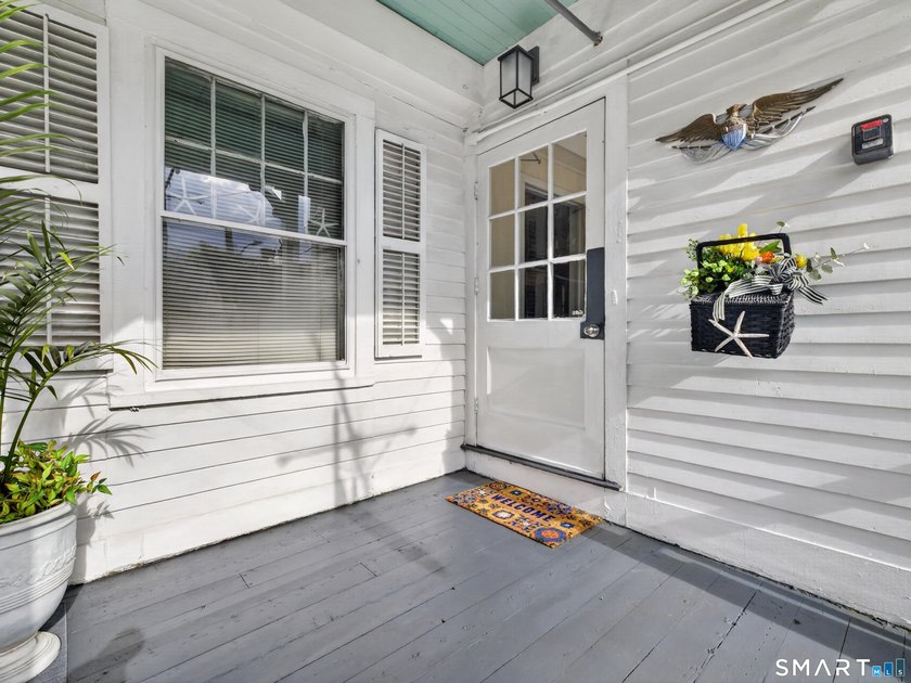 Located in the heart of New London's historic seaside district - photo 5