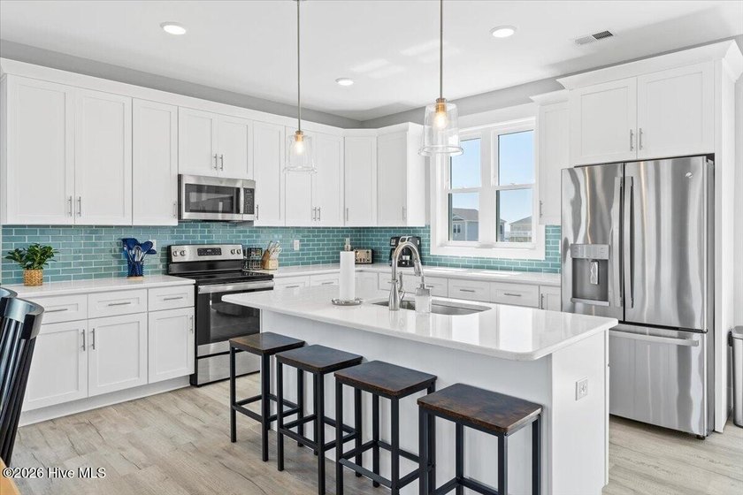 Welcome to **Sun Kissed**, a beautifully furnished 5-bedroom - photo 21