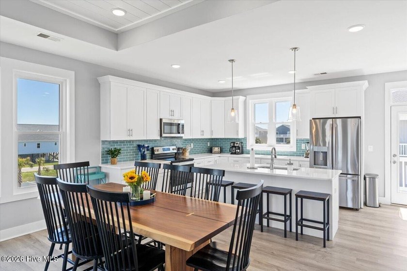 Welcome to **Sun Kissed**, a beautifully furnished 5-bedroom - photo 27