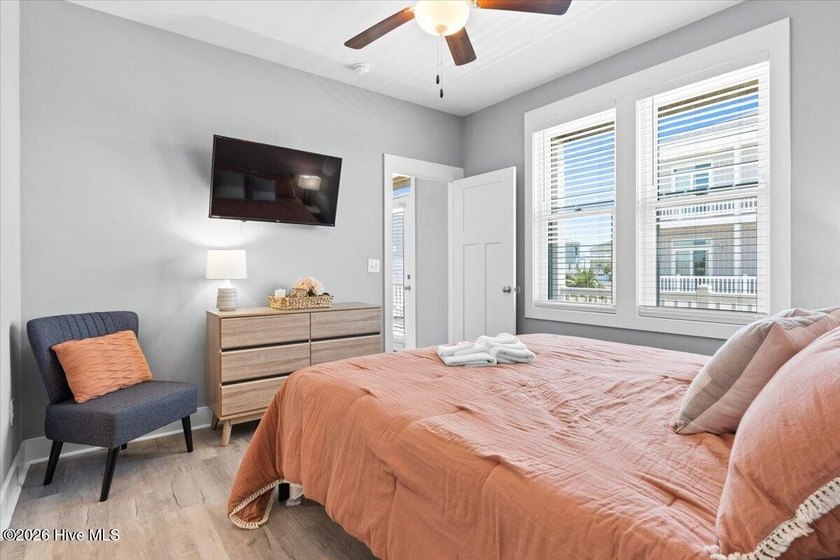 Welcome to **Sun Kissed**, a beautifully furnished 5-bedroom - photo 35