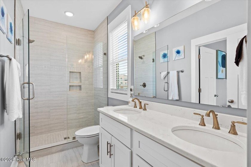 Welcome to **Sun Kissed**, a beautifully furnished 5-bedroom - photo 36
